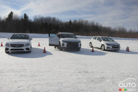 Une Mercedes-Benz et un VUS Chevrolet Blazer à rouage intégral et une Chevrolet Cruze à traction.